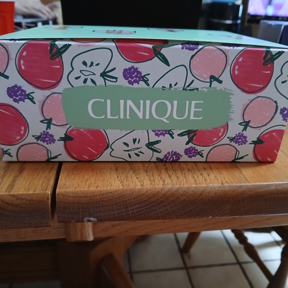 Full Size Products! Clinique Skincare Essentials Kit New In Box With Make-up Bag - Picture 3 of 6